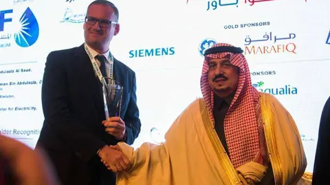 El príncipe Faisal bin Bandar bin Abdulaziz Al Saud, entrega  el galardón a Javier Díaz. (Cedida)