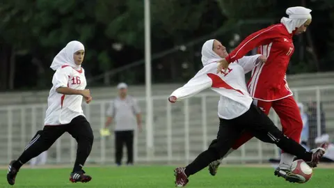 Mujeres musulmanas practicando deporte.
