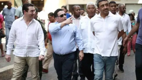 El canciller de Emiratos recorre las calles de Cartagena junto al alcalde de la ciudad y al embajador de Colombia en Abu Dhabi.