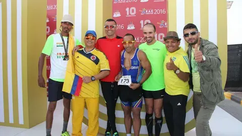 Los atletas hispanos han hecho un buen papel en la Media Maratón de RAK, entre ellos el español Zouak Ziani Mohamed -de rojo- y el colombiano Francisco Santos -de verde-. (EL CORREO)