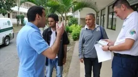 El ciudadano saudita abandonado en Medellín segundo por la derecha.