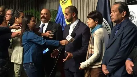 De derecha a izquierda: José Khan, director del Banco Central de Venezuela responsable de los recursos minerales del país, un interpeter no identificado, Ahmed Bin Sulayem, presidente de la Multi-Commodities Centre Dubai, y Nelson Merentes, TH presidente 