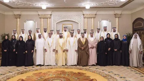 Foto de familia del nuevo Gobierno de Emiratos Árabes Unidos. (@HHShkMohd)
