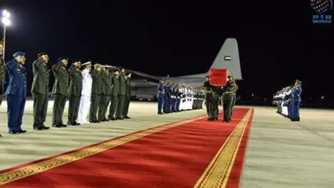 A la llegada del cuerpo se le concedió honor militar especial. 