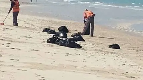 Los trabajadores están retirando la sustancia de la playa.