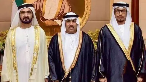 El jeque Al Maktoum junto a dos de los nuevos embajadores designados. (Internet)