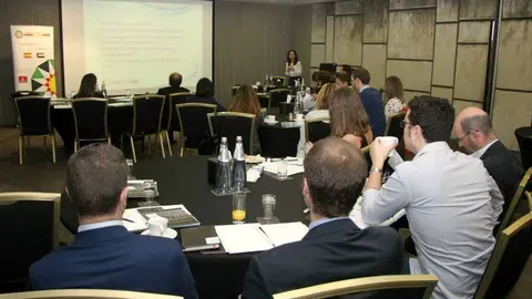 Numerosos expatriados acudieron al 'business breakfast' protagonizado por la abogada María Rubert atraídos por su interés en la nueva regulación laboral que rige en Emiratos Árabes. (EL CORREO)