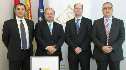 De izquierda a derecha, Miguel Nieto-Sandoval, consejero de Turismo de España en Emiratos Árabes, Jihad Faitrouni, jefe ejecutivo de Aman, e Íñigo Valcaneras, presidente de Spaincares, entre otros, tras el acto de firma del acuerdo. (EL CORREO)