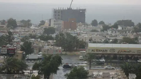 Perspectiva de la Vieja Corniche de Ras Al Khaimah bajo el temporal. (EL CORREO)