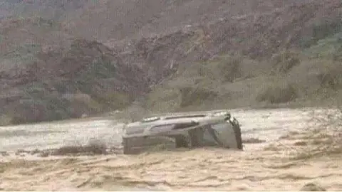 Coche arrastrado por las aguas en Ras Al Khaimah.