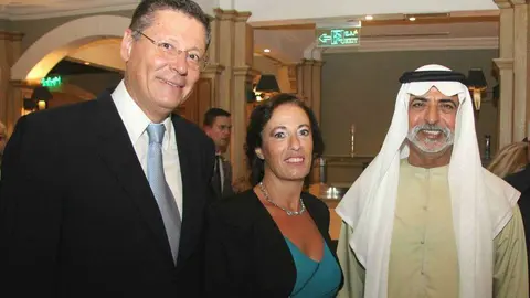 El jeque Nahyam bin Mubarak Al Nahyan junto a Rubén y Cecilia Caro en el "hasta luego" que han protagonizado en Abu Dhabi. (EL CORREO)