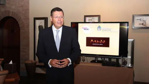 El embajador de Argentina, Rubén Caro, durante el Día del Malbec en Dubai. (EL CORREO)