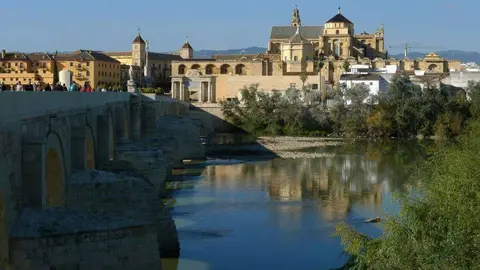Perspectiva exterior de la Mezquita de Córdoba desde el río Guadalquivir. (José Rodríguez de Almodóvar)