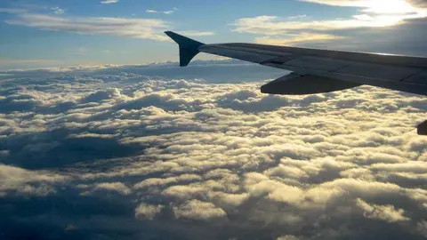 Buscar vuelos en internet es lo más económico.