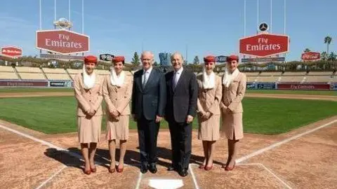 Equipo de Emirates Airline en el estadio de béisbol de Los Ángeles.