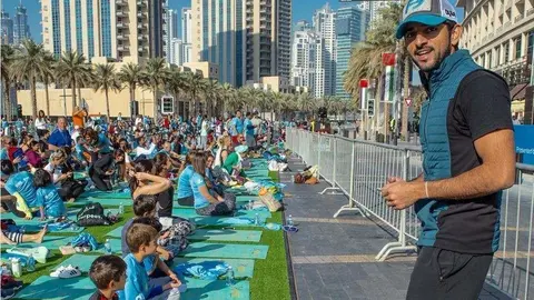 El jeque Hamdan se fotografió en la zona de niños practicando yoga.