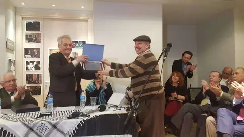Abdo Tounsi hace entrega de la placa conmemorativa a Mahmud Sobh.