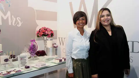 Sheila Hoesch -izquierda- y Nur Yarbou en su stand durante la feria Bride Show de Dubai.