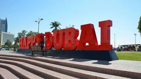 Pedro Amador, autor del texto, en Happy Dubai, el mensaje que la ciudad lanza a sus residentes y visitantes junto al Creek en el corazón de Deira. (Facebook de Pedro Amador)