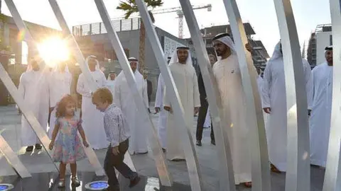 El jeque Mohammed durante su paseo por City Walk Dubai.