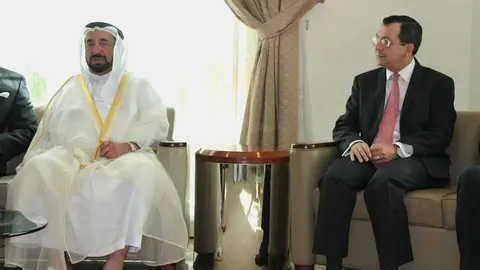 El gobernador de Sharjah y presidente de la Universidad del emirato, el jeque Sultán bin Mohamed Al Qasimi, durante su encuentro con el presidente del Patronato de Promotores del Museo Universidad de Navarra, Ángel Gómez Montoro. (EL CORREO)