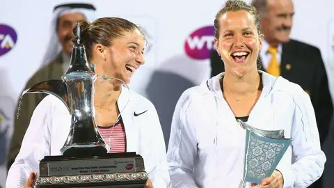 Sara Errani -izquierda- ganó el Campeonato de Tenis de Dubai. (Getty Images)