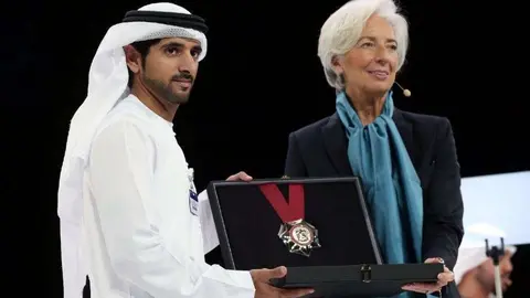 El jeque Hamdan bin Mohamed bin Rashid al Maktum, junto a la directora general del Fondo Monetario Internacional. (Twitter)