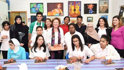 Maite Defruc, con los alumnos que han participado en su clase de modelado con arcilla en Rashid Center. (Cedida)