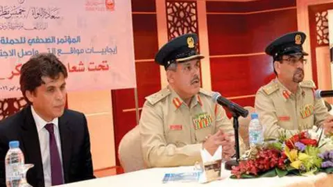 La Policía de Dubai presenta la campaña sobre riesgos en internet.