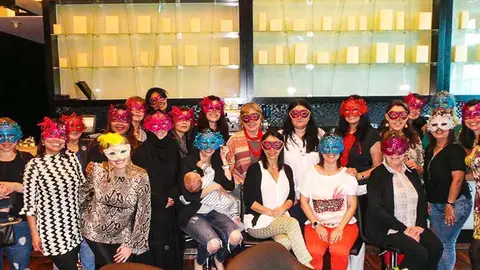 Asistentes al desayuno en Doha con las máscaras sobre el rostro.