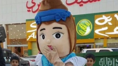 El hombre vestido de muñeca fue arrestado por la Policía Religiosa saudí.