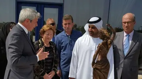 De izquierda a derecha, José Murcia, Maite Defruc, el jeque Juma Al Maktoum y José Eugenio Salarich. (Cedida)