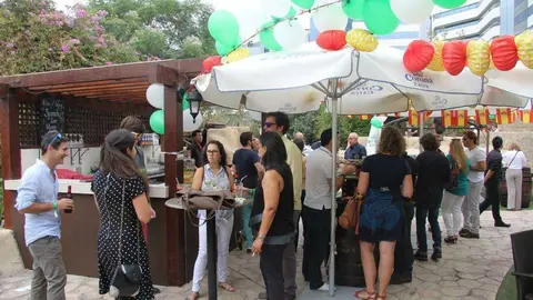 Gran ambiente en el Día de Andalucía celebrado en el Seville's de Dubai. (EL CORREO)
