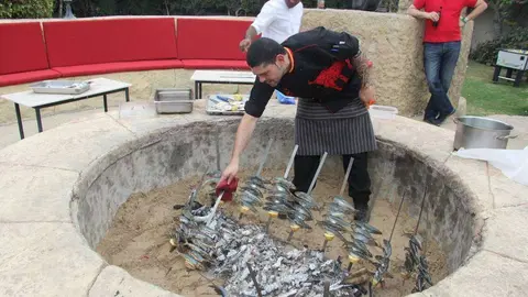Preparando los espetos de sardina en la terraza del Seville's en Dubai. (EL CORREO)
