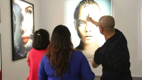 Exposición del fotógrafo peruano Mario Testino en Dubai Design District. (EL CORREO)