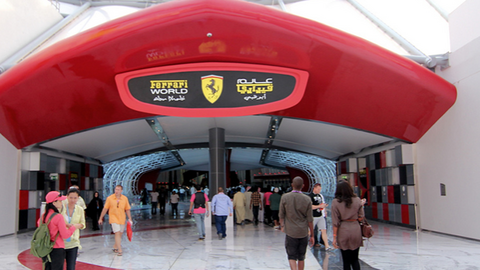 Entrada principal del parque temático de Ferrari en Abu Dhabi.