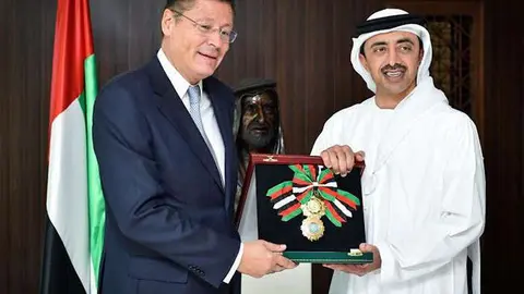 El embajador argentino, Rubén Eduardo Caro, recibe la medalla de manos del jeque Abdallah Bin Zayed Al Nahyan. ministro de Relaciones Exteriores de Emiratos Árabes.