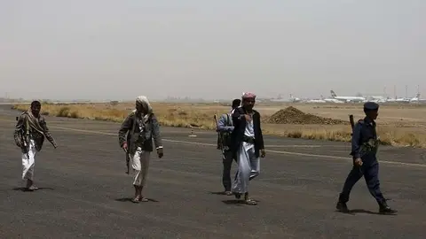 Rebeldes hutíes pasean por el aeropuerto de Saná.