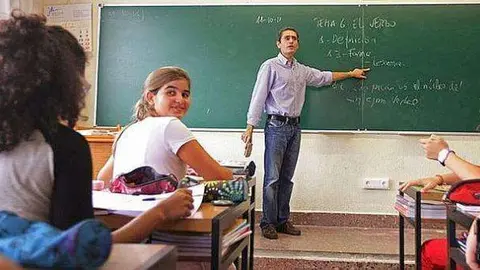 Docente dando clases.