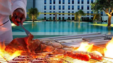 Barbacoa en la piscina del hotel y con música en directo.