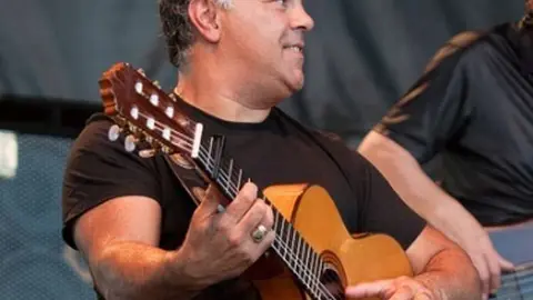  Andre Reyes, de Gipsy Kings, en plena actuación.