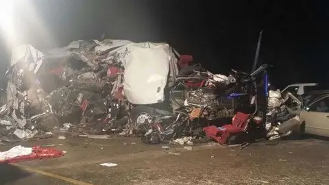 Los restos del accidente ocurrido en una carretera de Omán.