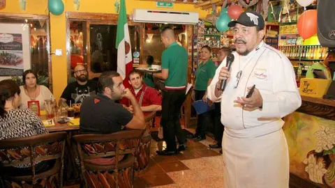 El chef mexicano Ernesto Cab Vera, en el restaurante María Bonita de Dubai. (EL CORREO)