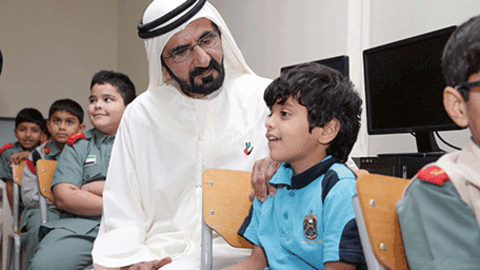 El jeque Mohammed durante su visita a la escuela modelo de Kalba.