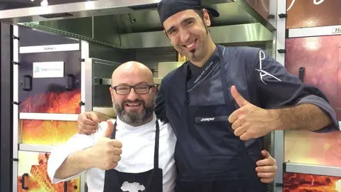 Joan Valls -izquierda- y Luis Ezqueta, en el stand de Josper en la Gulfood de Dubai.