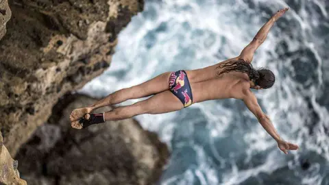 Orlando Duque, durante uno de los saltos realizados en Abu Dhabi. (Red Bull)