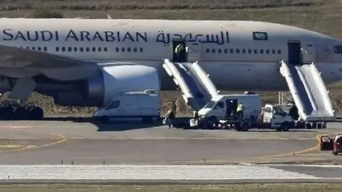 Avión de Saudia en el aeropuerto de Madrid. (Sergio Pérez / Reuters)