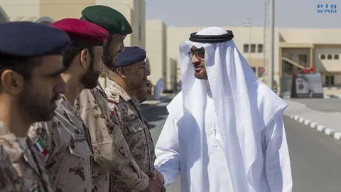 El príncipe heredero saluda a los soldados de la Academia Nacional.