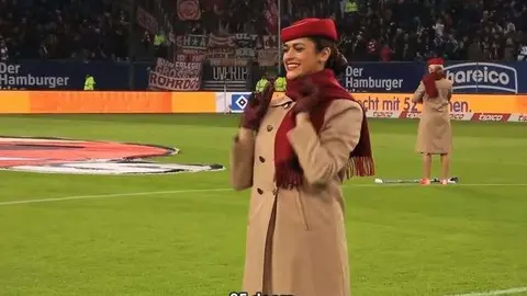 Tripulación de cabina de Emirates en el campo de fútbol del Hamburgo.