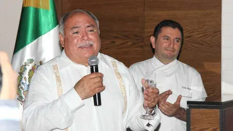 Francisco Alonso, embajador de México en Emiratos Árabes, durante su intervención en el acto de despedida que ha llevado a cabo en Dubai. (EL CORREO)